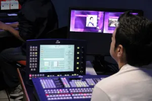 Alumnos IBERO y EDIS Interactive crearon pantalla táctil de más de 3 metros para la transmisión de ‘