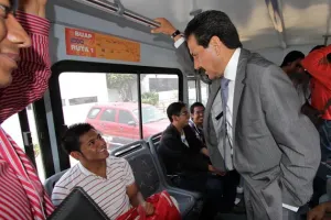 Alfonso Esparza visita la Facultad de Administración