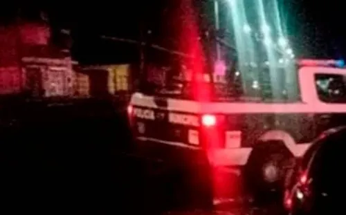 Policías municipales estuvieron a punto de ser linchados al ser acusados del asesinato de un hombre 