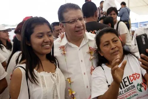 Convoca Doger a maestros de Puebla a sumarse a su campaña