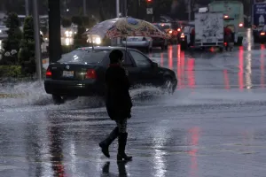 Intensa lluvia incrementa afluente del Atoyac y encharca Las Torres