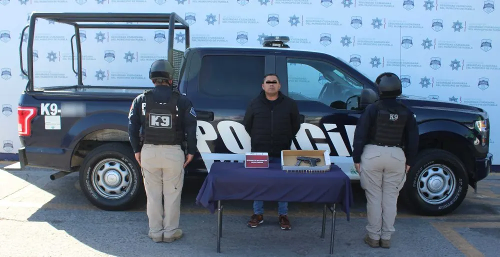 Detuvo policía municipal de Puebla a hombre por portación ilegal de arma de fuego