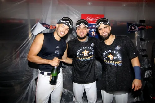 Roberto Osuna y José Urquidy, los dos mexicanos que estarán en la Serie Mundial