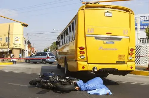 Agente vial es arrollado por un transporte público