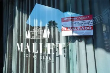 Clausuran bar Mallet en Puebla tras agresión de cadeneros a padre e hijo