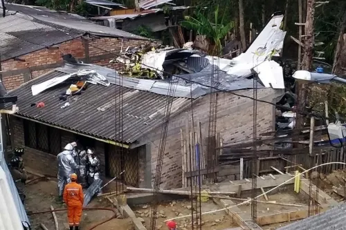 Cae avioneta sobre viviendas en Colombia; mueren siete personas