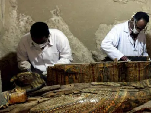 Descubren seis momias en tumba faraónica cerca de Luxor, Egipto