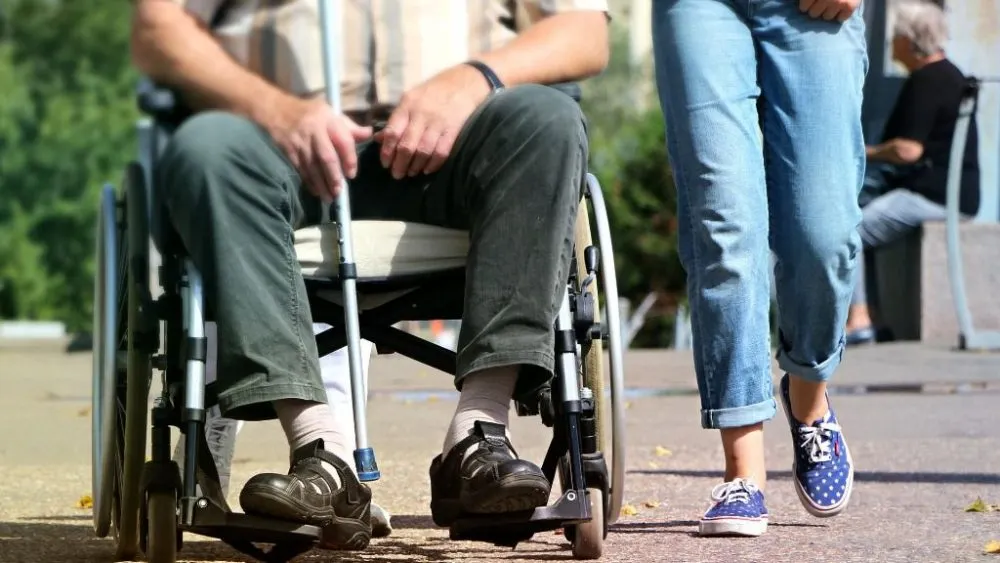 Adulta mayor con discapacidad