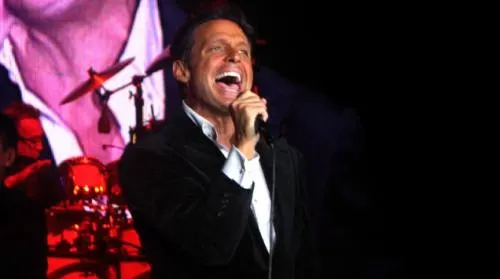 Luis Miguel se deja besar por su fan número uno