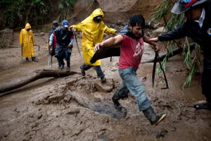 Deslaves en Oaxaca sepultan cuatro viviendas