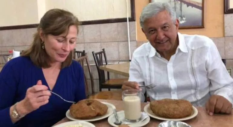 Tatiana Clouthier contrae Covid y AMLO revela reunión con ella