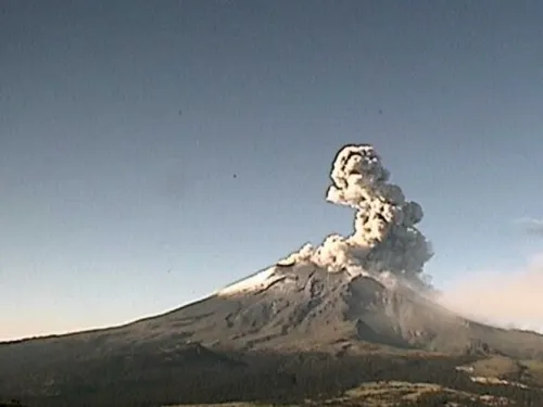 VIDEO: Alcanza fumarola de ‘Don Goyo’ los 1.5 km de altura