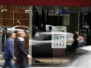 Hillary inyecta confianza al peso y a los mercados