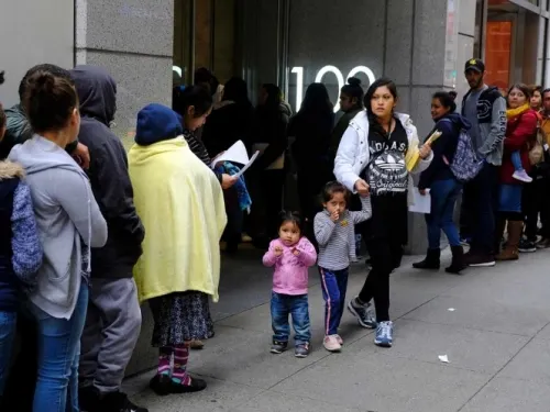 Quiere Trump acabar con límites a detención de niños migrantes