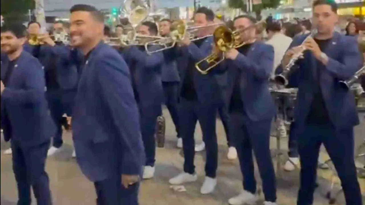 Banda El Recodo causa sensación en el cruce de Shibuya en Japón