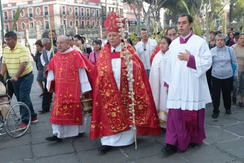 Encabeza Arzobispo bendición de palmas y procesión al Domingo de Ramos