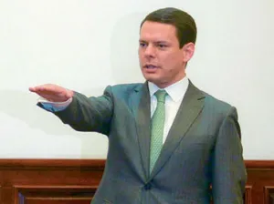Bajar costos, energía más barata y verde, retos de CFE