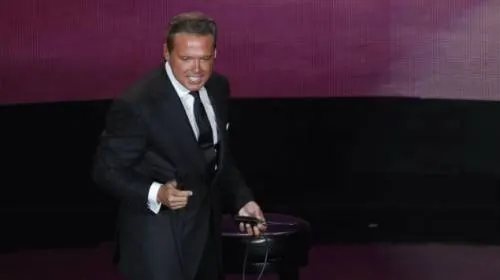 Acusan a Luis Miguel de cantar ebrio; lo abuchean y piden reembolso