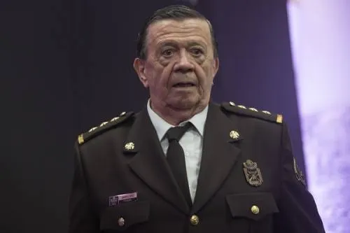 Operan a Chabelo por una emergencia