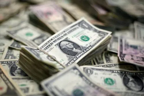 Macri negocia apoyo con FMI para disminuir alza de dólar