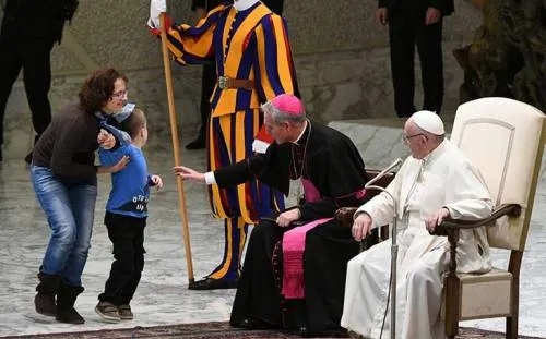 Niño autista argentino conquista al Papa tras interrumpir audiencia
