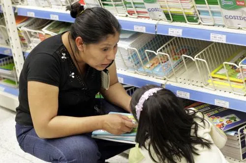 Padres de familia gastan hasta mil 300 pesos en lista de útiles