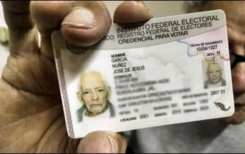 Comisión del INE avala propuesta para nueva credencial de elector