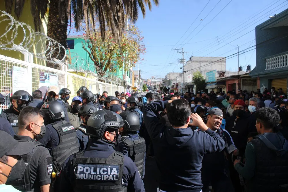 Queman urnas y cierran carretera por plebiscitos en municipios poblanos
