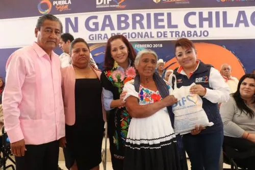 Dinorah López entrega apoyos a las familias de San Gabriel Chilac