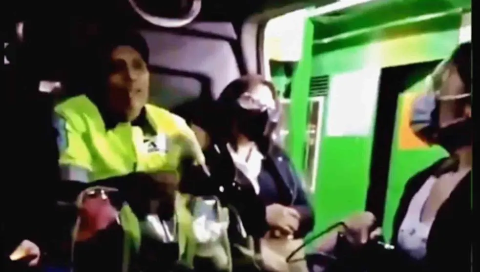 Surge Lady Pepitas; se niega a usar cubrebocas por ir comiendo en combi