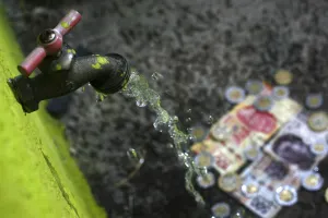 Arrestos y multas, contra quienes desperdicien agua en Sábado de Gloria