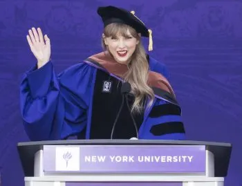 Recibe Taylor Swift doctorado honorarífico de la NYU