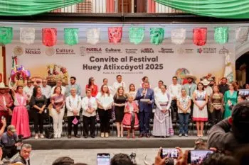 Con música y tradición, Ariadna Ayala realiza convite al gobernador para el Huey Atlixcáyotl