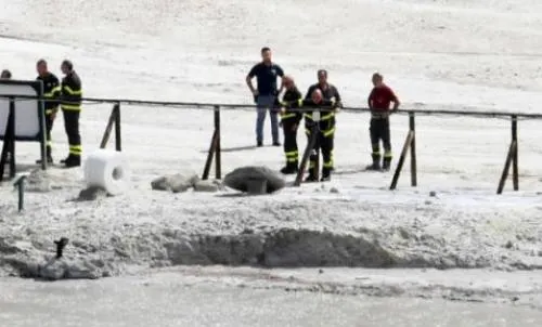 Menor de 11 años y sus padres mueren al caer dentro de cráter volcánico en Italia