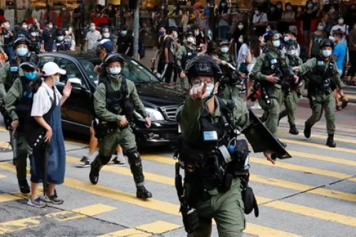Protestas en Hong Kong contra el aplazamiento de elecciones deja 300 detenidos
