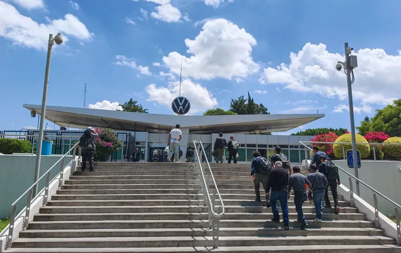Trabajadores de Volkswagen Puebla rechazan por segunda vez el convenio contractual; huelga sigue en puerta
