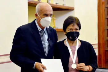 Universidad de Camagüey entrega medalla conmemorativa de su 55 aniversario a rectora de la BUAP