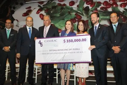 Dinorah López y Luis Banck encabezan comida de apertura de la temporada de los Chiles en Nogada