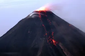 Volcán de Colima volvió a mostrar actividad; arroja ceniza y lava
