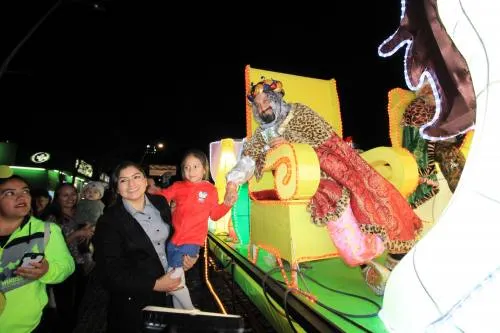 Recorren los Reyes Magos las calles de Puebla