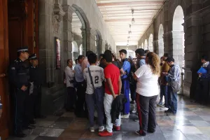Entrega Tony Gali boletos para el Puebla-Boca a hinchas camoteros