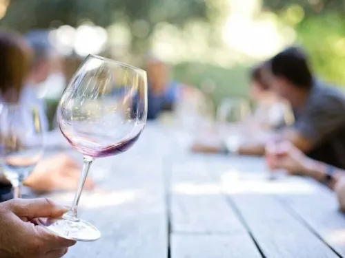 Mueren ocho personas en Filipinas tras beber vino con metanol