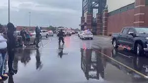 Balacera en centro comercial deja 4 muertos