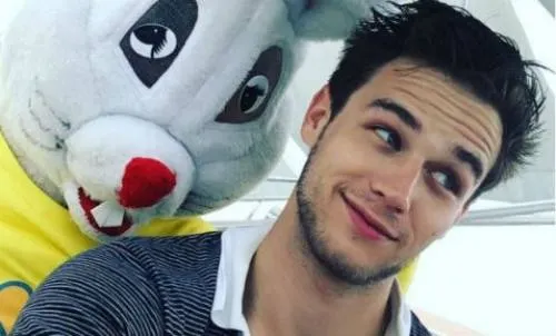Actor de 13 Reasons Why sale del closet con emotivo mensaje (+fotos)