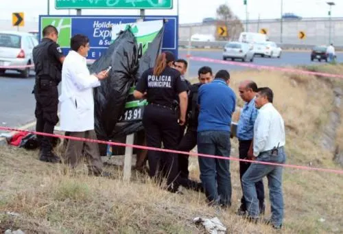 Hombre se cuelga de anuncio en el Periférico