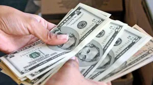 Venden el dólar hasta en 17.73 en el AICM