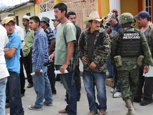 Autodefensa michoacana transita en plaza de Apatzingán