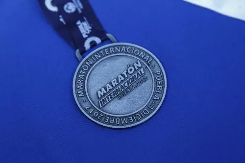 Presentan medalla del Maratón Internacional Puebla 2017
