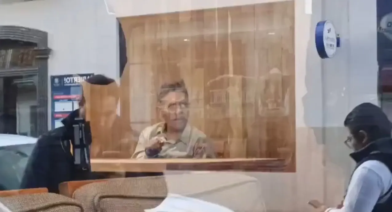 Un hombre en situación de calle se quedó atrapado durante la madrugada en VIPS del Centro Histórico