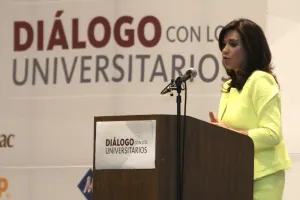 Alcalá acude a Foro Universitario; se manifiestan en su contra